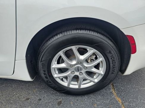 Used 2023 Chrysler Pacifica Touring-L FWD image 12