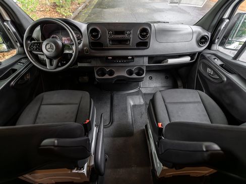 Used 2022 Mercedes-Benz Sprinter 2500 image 5