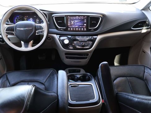 Used 2020 Chrysler Pacifica Limited w/ Advanced Safetytec Group FWD image 13
