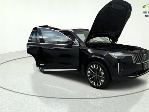 Used 2026 Volvo XC90 B5 Plus w/ Protection Package AWD/4WD image 9