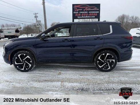 Used 2022 Mitsubishi Outlander SE image 2