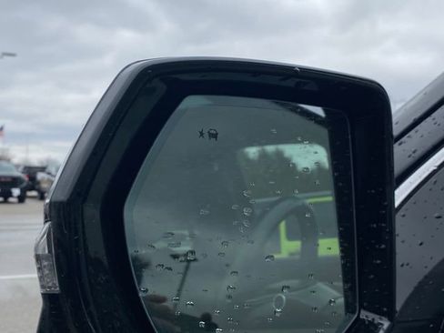 Used 2024 GMC Yukon Denali image 9