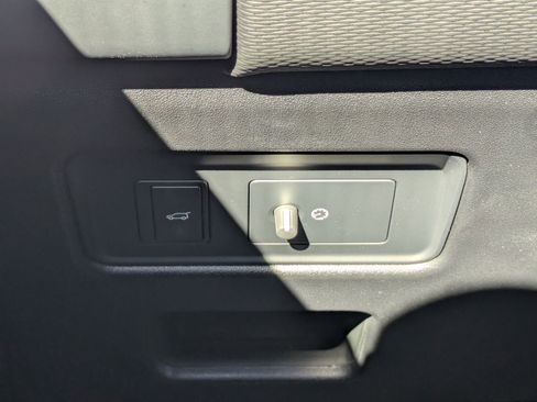 Used 2024 Land Rover Discovery Dynamic SE image 19