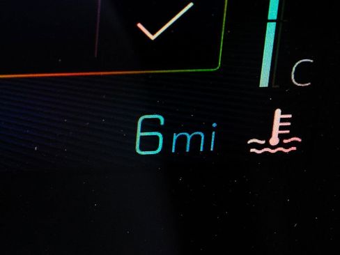 New 2025 Chevrolet Trax RS w/ Sunroof Package image 34