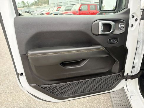 Used 2025 Jeep Wrangler Sahara image 11