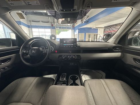 Used 2023 Honda Pilot LX image 2