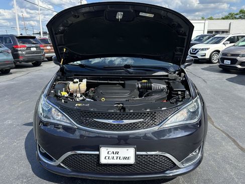 Used 2019 Chrysler Pacifica Touring-L FWD image 18