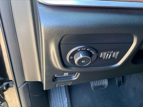 Used 2021 Jeep Grand Cherokee L Summit w/ Luxury Tech Group V AWD/4WD image 33