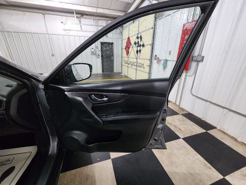 Used 2019 Nissan Rogue SV w/ Premium Package image 36