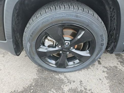 Used 2018 Jeep Cherokee Latitude w/ Altitude Package FWD image 10
