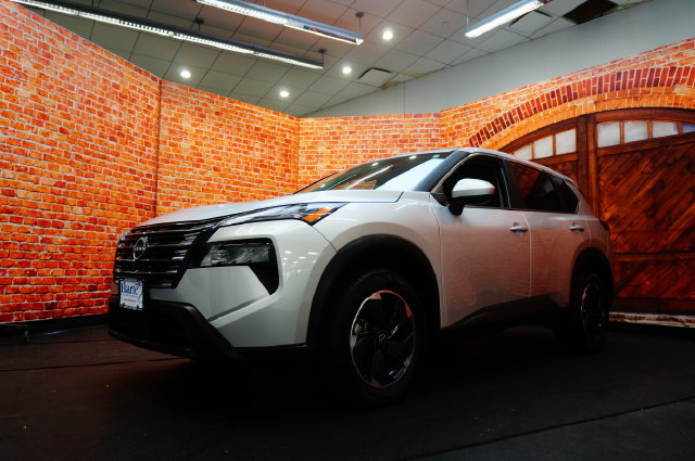 Certified 2025 Nissan Rogue SV AWD/4WD image 2