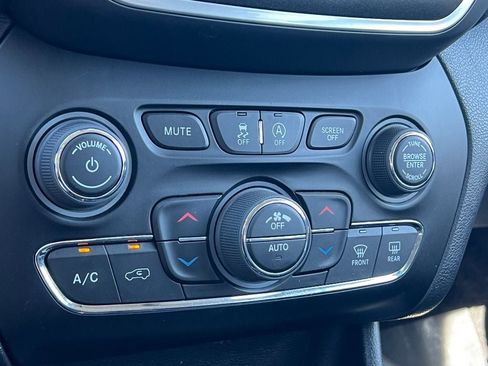 Used 2022 Jeep Cherokee Trailhawk w/ Premium Leather Package AWD/4WD image 32