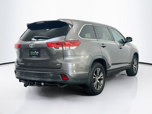 Used 2018 Toyota Highlander LE AWD/4WD image 9
