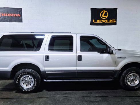 Used 2004 Ford Excursion XLT AWD/4WD image 2