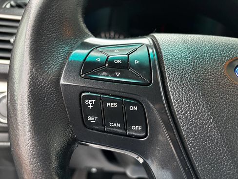 Used 2016 Ford Explorer XLT image 34