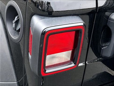 Used 2025 Jeep Wrangler Sport S image 33