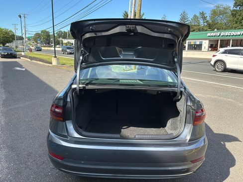 Used 2019 Volkswagen Jetta SE w/ Cold Weather Package FWD image 16
