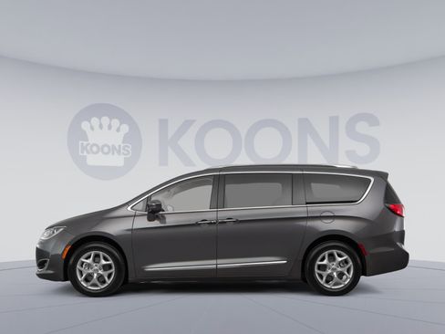 Used 2019 Chrysler Pacifica Touring-L FWD image 2