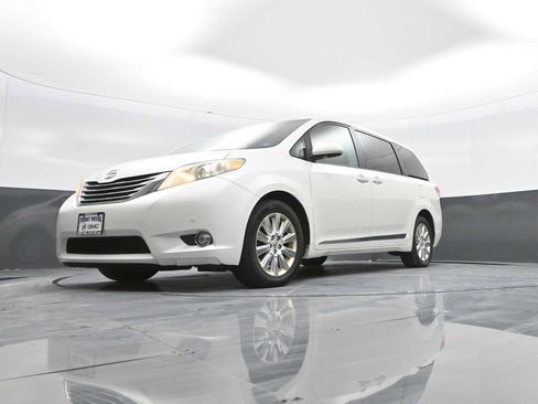 Used 2011 Toyota Sienna Limited image 37