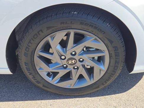 Used 2024 Hyundai Elantra Blue FWD image 13