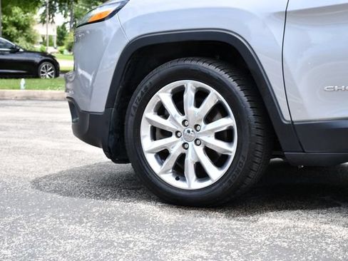 Used 2017 Jeep Cherokee Limited FWD image 12
