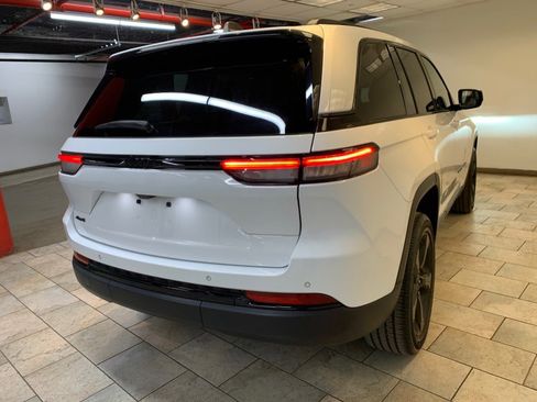 Used 2023 Jeep Grand Cherokee Altitude image 7