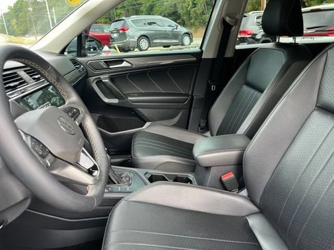 Used 2022 Volkswagen Tiguan SE FWD image 9