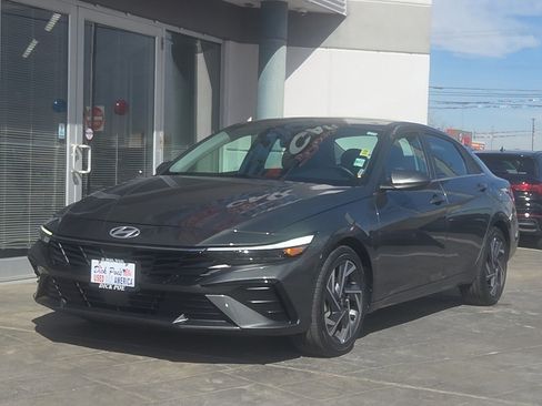 Used 2025 Hyundai Elantra SEL image 2