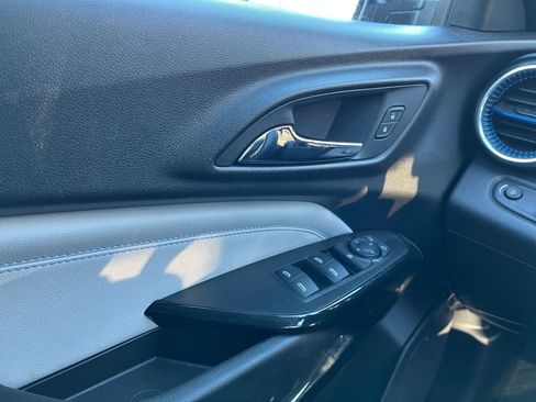 Used 2025 Chevrolet Trax LT w/ LT Convenience Package image 18