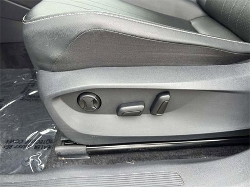 Certified 2024 Volkswagen Tiguan SE image 14