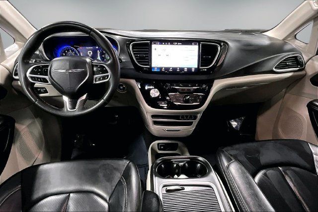 Used 2023 Chrysler Pacifica Touring-L FWD image 8