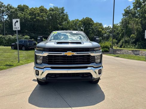 Used 2024 Chevrolet Silverado 2500 LT w/ Convenience Package AWD/4WD image 2
