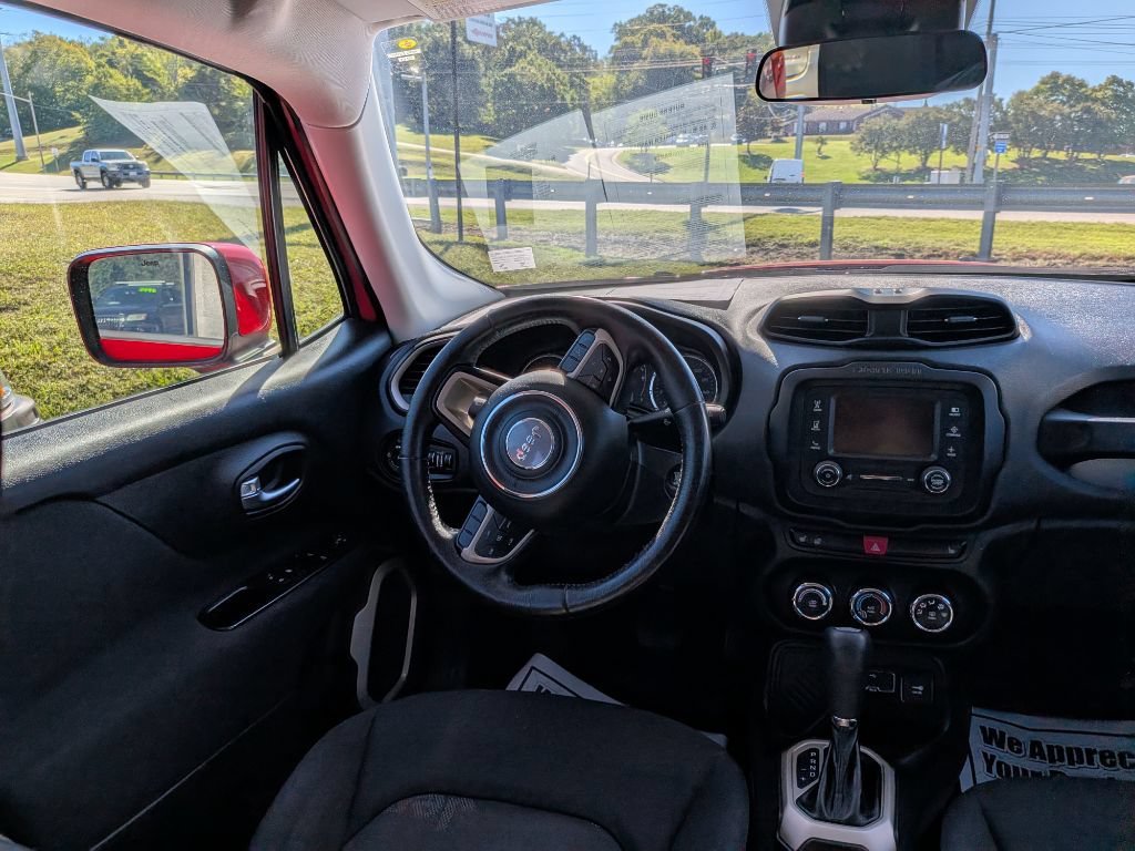 Used 2015 Jeep Renegade Latitude w/ Cold Weather Group FWD image 19