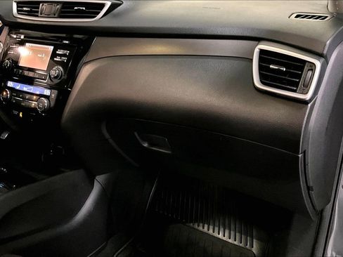 Used 2015 Nissan Rogue SV w/ SV Moonroof Package image 16