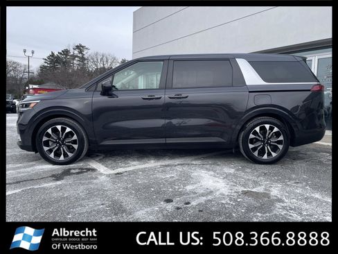 Used 2024 Kia Carnival EX image 2