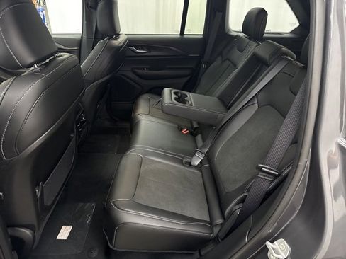 Used 2025 Jeep Grand Cherokee Altitude image 5