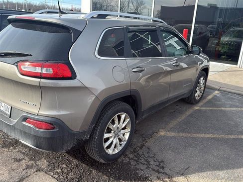 Used 2017 Jeep Cherokee Limited image 2