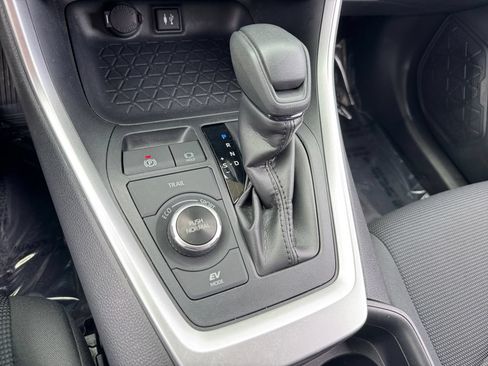 Used 2019 Toyota RAV4 LE w/ Carpet Mat Package AWD/4WD image 25