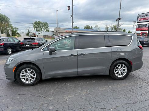 Used 2022 Chrysler Pacifica Touring-L FWD image 4