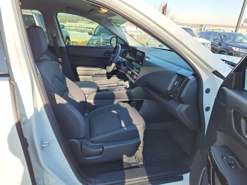 Used 2024 Nissan Pathfinder SV w/ Black Appearance Package image 21