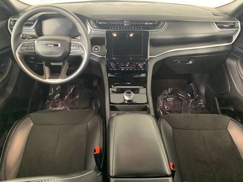 Used 2025 Jeep Grand Cherokee Altitude AWD/4WD image 2