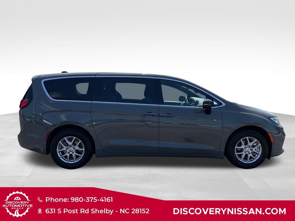 Used 2025 Chrysler Pacifica Select FWD image 5