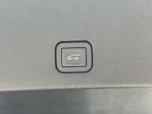 New 2025 Cadillac XT6 Luxury image 11