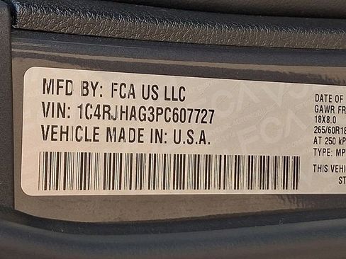 Used 2023 Jeep Grand Cherokee Laredo image 29