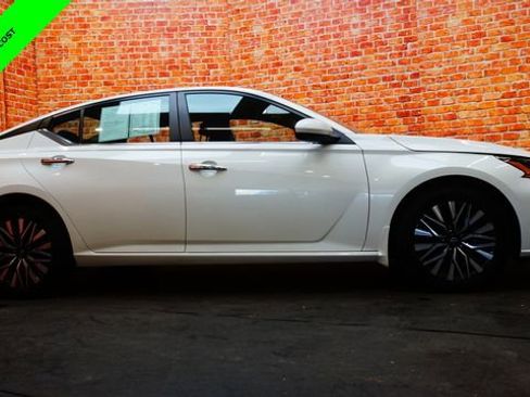Certified 2023 Nissan Altima 2.5 SV w/ SV Premium Package AWD/4WD image 8