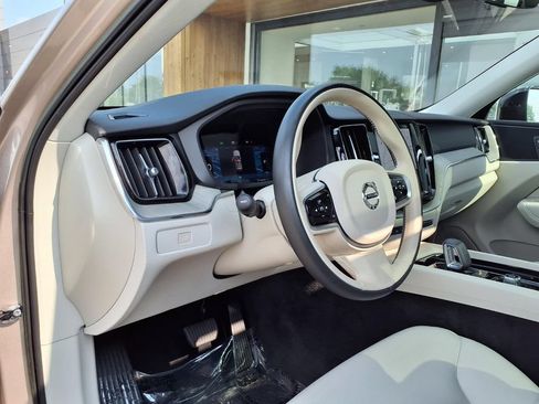 Used 2023 Volvo XC60 B5 Plus AWD/4WD image 9
