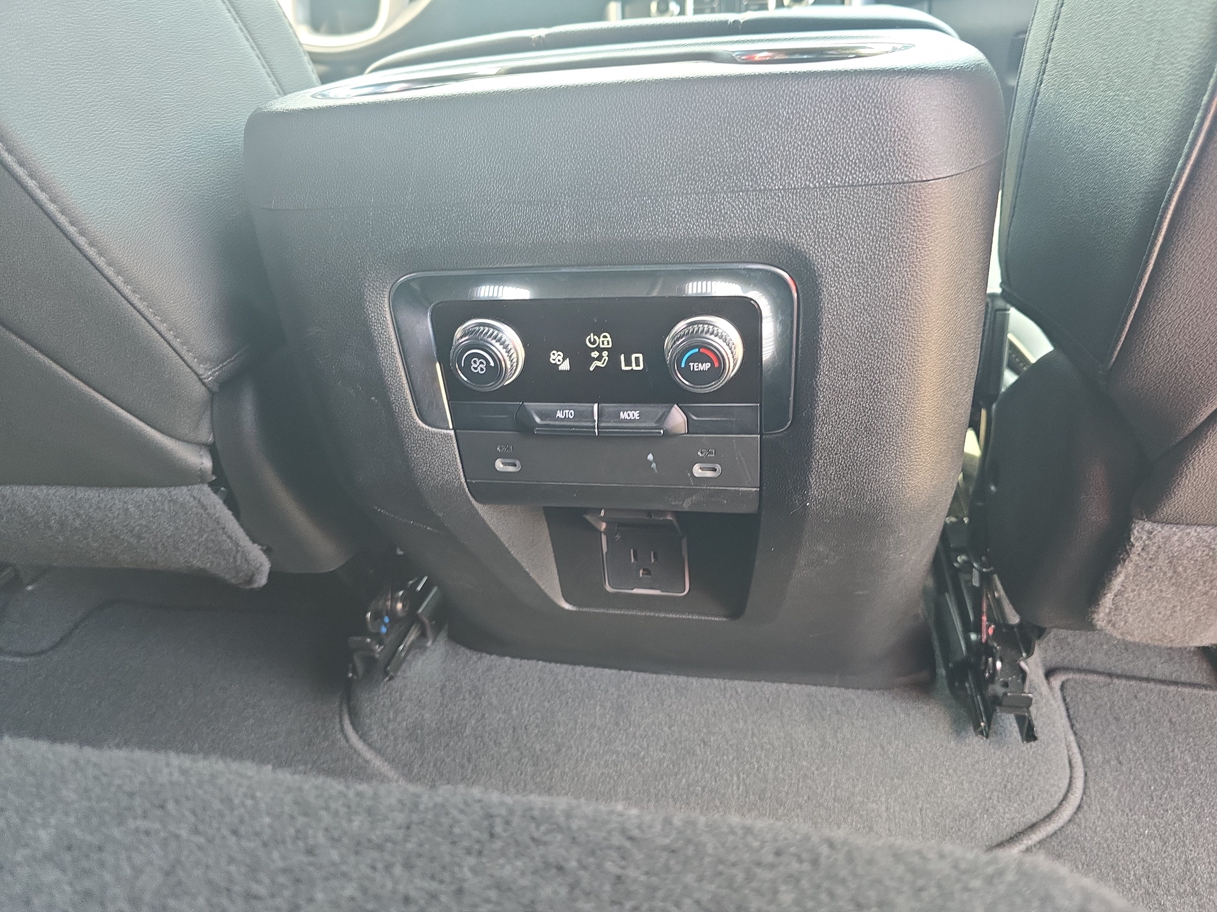 Used 2023 GMC Yukon SLT AWD/4WD image 12