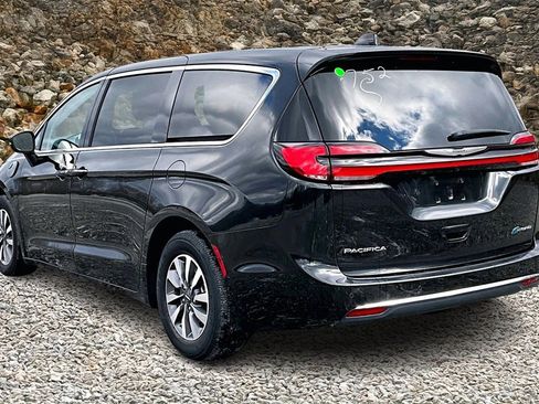Used 2023 Chrysler Pacifica Touring-L image 11