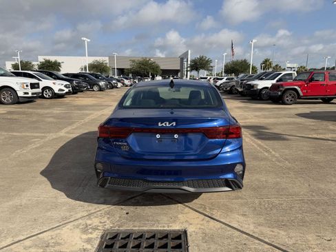 Used 2023 Kia Forte LXS w/ LXS Technology Package FWD image 5