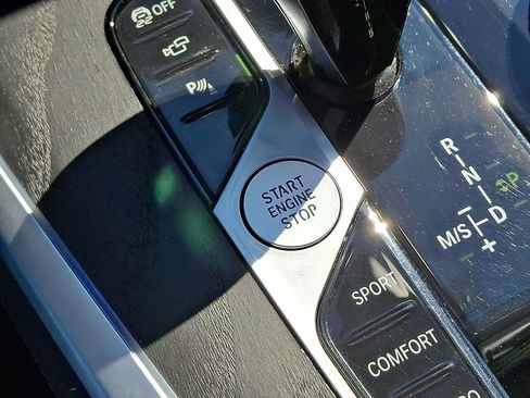 Used 2022 BMW X7 xDrive40i w/ Premium Package image 26